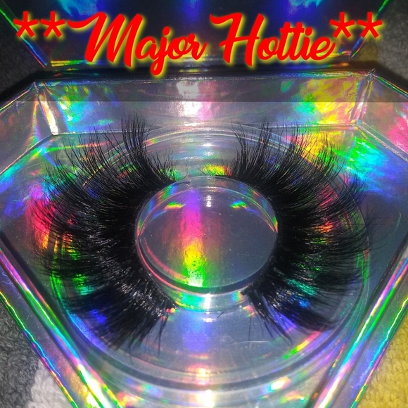 Lashes - Picture 3 of 8